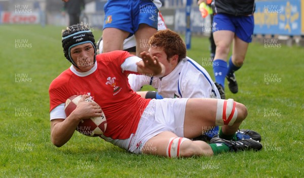 15.04.09 - Wales Under 16s v Italy Under 17s - 4 Nations Under 16/17 Tournament 2009 - Wales' Calum Thomas. 