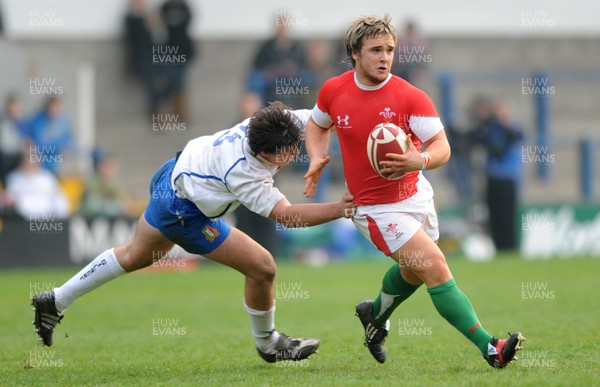 15.04.09 - Wales Under 16s v Italy Under 17s - 4 Nations Under 16/17 Tournament 2009 - Wales' JB Bruzulier. 