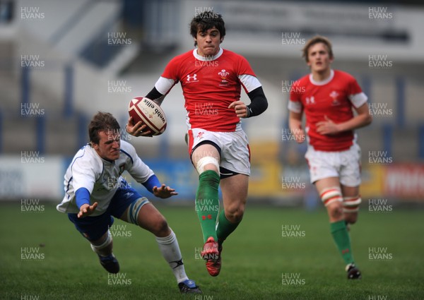 15.04.09 - Wales Under 16s v Italy Under 17s - 4 Nations Under 16/17 Tournament 2009 - Wales' Thomas Pascoe. 