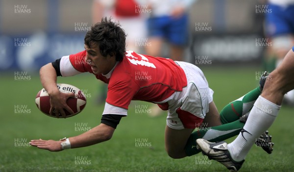 15.04.09 - Wales Under 16s v Italy Under 17s - 4 Nations Under 16/17 Tournament 2009 - Wales' Luke Treharne. 