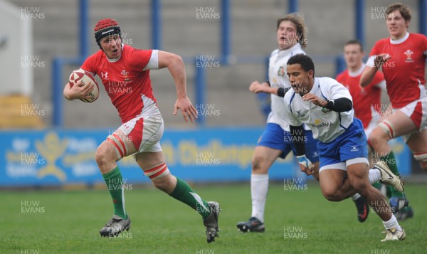15.04.09 - Wales Under 16s v Italy Under 17s - 4 Nations Under 16/17 Tournament 2009 - Wales' Will Thomas. 