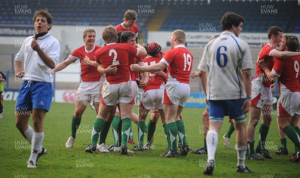 15.04.09 - Wales Under 16s v Italy Under 17s - 4 Nations Under 16/17 Tournament 2009 - Wales players celebrate win. 