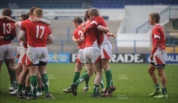 15.04.09 - Wales Under 16s v Italy Under 17s - 4 Nations Under 16/17 Tournament 2009 - Wales players celebrate win. 
