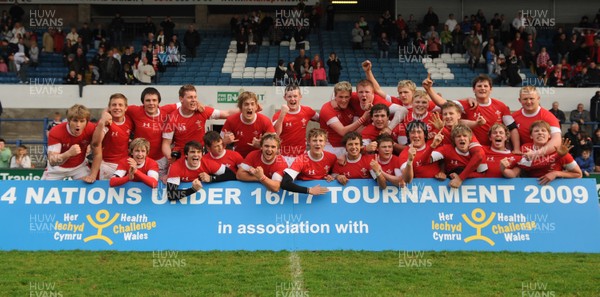 15.04.09 - Wales Under 16s v Italy Under 17s - 4 Nations Under 16/17 Tournament 2009 - Wales players celebrate win. 