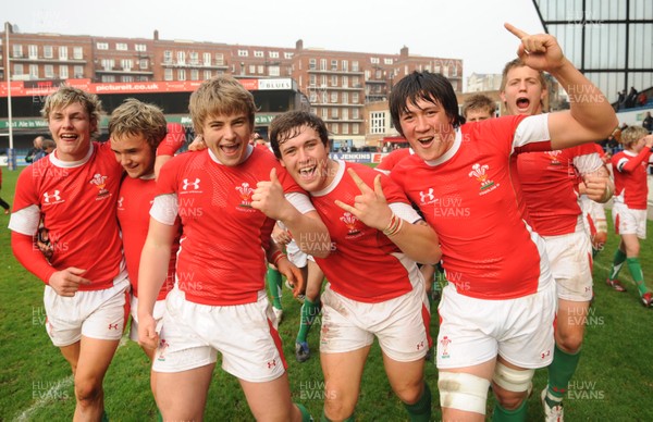 15.04.09 - Wales Under 16s v Italy Under 17s - 4 Nations Under 16/17 Tournament 2009 - Wales players celebrate win. 