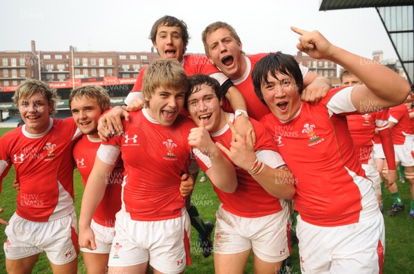 15.04.09 - Wales Under 16s v Italy Under 17s - 4 Nations Under 16/17 Tournament 2009 - Wales players celebrate win. 