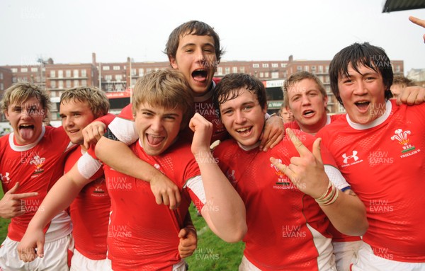 15.04.09 - Wales Under 16s v Italy Under 17s - 4 Nations Under 16/17 Tournament 2009 - Wales players celebrate win. 