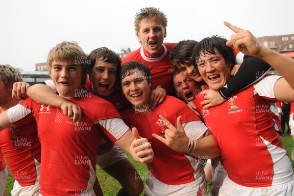 15.04.09 - Wales Under 16s v Italy Under 17s - 4 Nations Under 16/17 Tournament 2009 - Wales players celebrate win. 