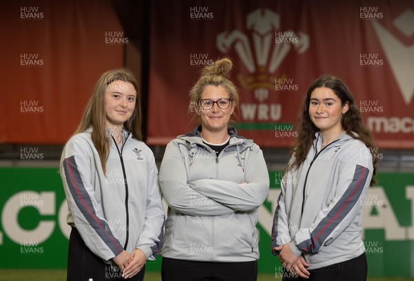 060423 -  Wales Women U18 head coach Catrina Nicholas-McLaughlin with captains Katie Sims, left, and Gwennan Hopkins ahead of their departure for the 2023 Six Nations Under-18 Women’s Festival