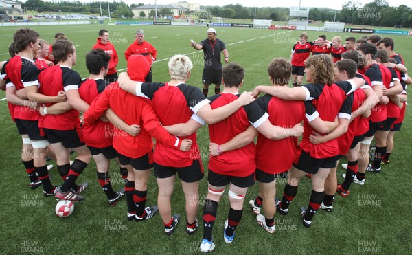 030812 - Wales U18 Squad training sessionWales U18 coach Dale McIntosh chats to the squad at the end of the session