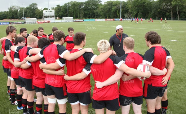 030812 - Wales U18 Squad training sessionWales U18 coach Dale McIntosh works with the forwards during the session