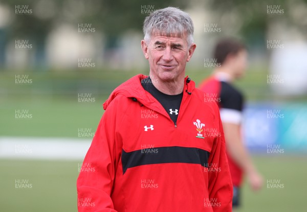 030812 - Wales U18 Squad training sessionWales U18 head coach Allan Lewis