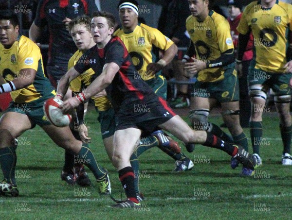 221113 - Wales U18s (A) v Australia Schools U18s -Dan Brooks of Wales passes the ball