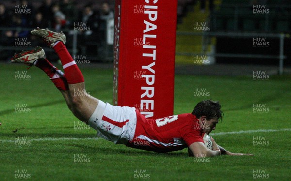 271113 - Wales U18s v Australia Schools U18s, Neath - Wales' Garyn Smith dives in to score try