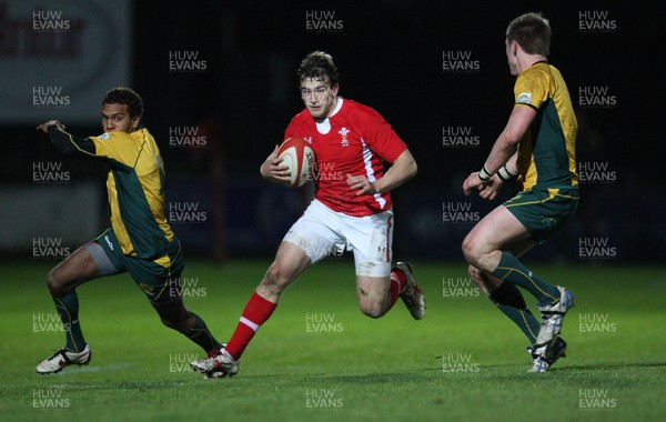 271113 - Wales U18s v Australia Schools U18s, Neath - Wales' Garyn Smith takes on Australia's Adrian Henley and Australia's Jack McCalman