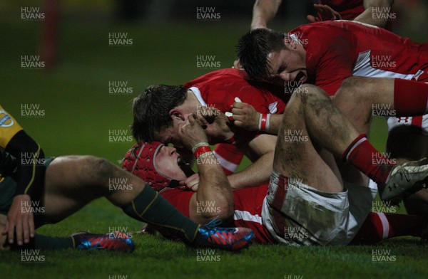 271113 - Wales U18s v Australia Schools U18s, Neath - Wales' Tyler Morgan celebrates with team mates after scoring try