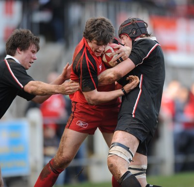 27.01.08 - Wales Under 18s v England Elite Under 18s - Wales' Scott Williams takes on the English defence 
