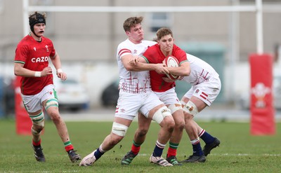 260323 - Wales U18 v England U18 - Steffan Emanuel of Wales takes on Reuben Logan of England and Jack Bennett of England