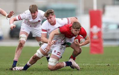 260323 - Wales U18 v England U18 - Steffan Emanuel of Wales takes on Reuben Logan of England and Jack Bennett of England