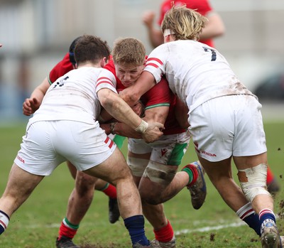 260323 - Wales U18 v England U18 - Harry Beddall of Wales takes on Jacob Oliver of England and Henry Pollock of England