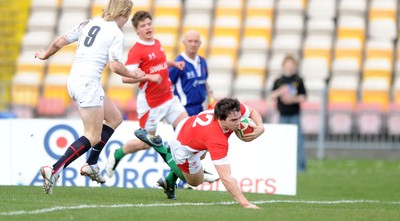 28.03.10 - Wales Under 18 v England Under 18 - Wales' Luke Williams scores try. 