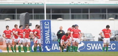 28.03.10 - Wales Under 18 v England Under 18 - Wales players look dejected. 