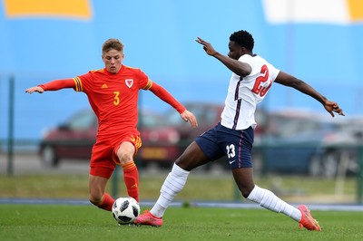 290321 - Wales U18 v England U18 - Under 18 International Match - Tom Davies of Wales and Kwadwo Baah of England