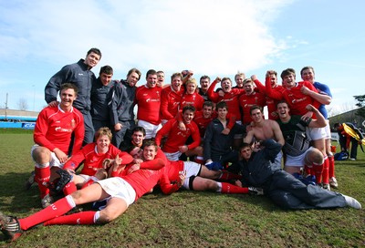 01.04.08 - Wales v France - Under 18 Six Nations 2008 - The Wales team celebrates three wins out of three in the RBS Under 18 Six Nations Festival 
