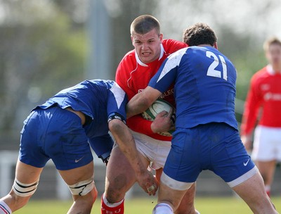 01.04.08 - Wales v France - Under 18 Six Nations 2008 - France's Adrien Alazard and Sebastien Mazet tackle Simon Gardiner of Wales  