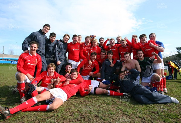 01.04.08 - Wales v France - Under 18 Six Nations 2008 - The Wales team celebrates three wins out of three in the RBS Under 18 Six Nations Festival 