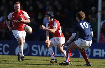 06.03.11 - Wales Under 18 v France Under 18 - Sam Davies of Wales. 