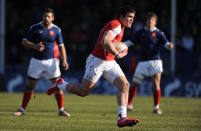 06.03.11 - Wales Under 18 v France Under 18 - Thomas Pascoe of Wales runs in to score try. 