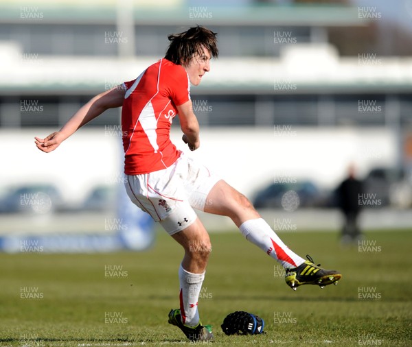 06.03.11 - Wales Under 18 v France Under 18 - Sam Davies of Wales. 