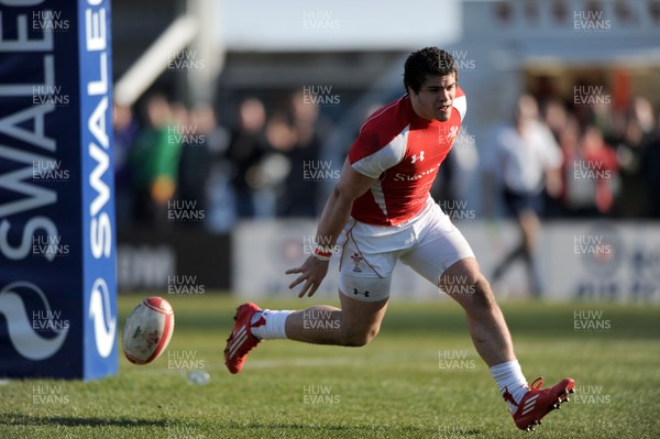 06.03.11 - Wales Under 18 v France Under 18 - Thomas Pascoe of Wales runs in to score try. 