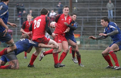 24.02.08 .. Wales U18 XV v France U18 Academy, Ebbw Vale -  Wales' Ian Smeardon feeds the ball to Ashley Beck to set up his try 