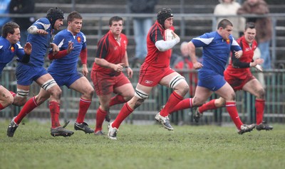 24.02.08 .. Wales U18 XV v France U18 Academy, Ebbw Vale -  Wales' Dave Francis breaks away 