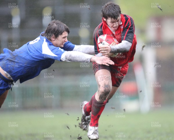 24.02.08 .. Wales U18 XV v France U18 Academy, Ebbw Vale -  Wales' Gareth Davies looks to break away 