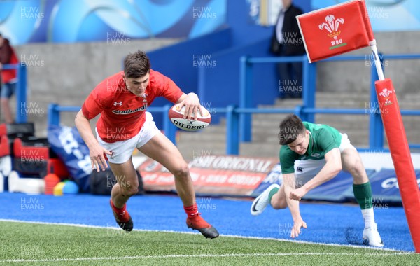 040418 - Wales U18 v Ireland U18 - Under 18 Six Nations Festival - Louis Rees-Dammit of Wales scores try