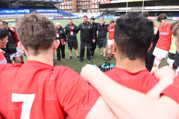 080418 - Wales U18 v Italy U18 - Under 18 Six Nations Festival - Chris Horsman talks to his players