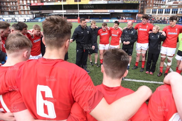 080418 - Wales U18 v Italy U18 - Under 18 Six Nations Festival - Chris Horsman talks to his players