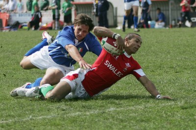 10.04.10 Wales U18 v Italy U18 - Under 18s 5 Nations Festival -  Wales' Eli Walker dives over for his second try. 