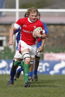 10.04.10 Wales U18 v Italy U18 - Under 18s 5 Nations Festival -  Wales' Luke Hamilton exploits a hole in the Italian defense. 