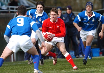 11.03.07 - Under 18 Six Nations Wales u18 v Italy u18 Wales' James Loxton looks for a way past Luca Martinelli 