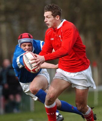 11.03.07 - Under 18 Six Nations Wales u18 v Italy u18 Wales' Jason Tovey tries to break through 