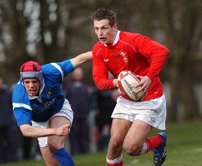 11.03.07 - Under 18 Six Nations Wales u18 v Italy u18 Wales' Jason Tovey tries to break through 