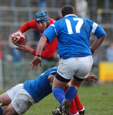 11.03.07 - Under 18 Six Nations Wales u18 v Italy u18 Wales' Justin Tipuric tries to get through 