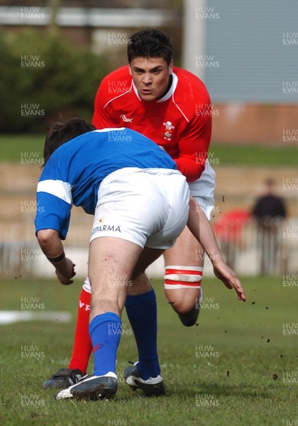 11.03.07 - Under 18 Six Nations Wales u18 v Italy u18 Wales' Lee Bray tries to get through 