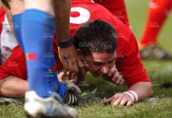 11.03.07 - Under 18 Six Nations Wales u18 v Italy u18 Wales' Rhys Downes claims a try 