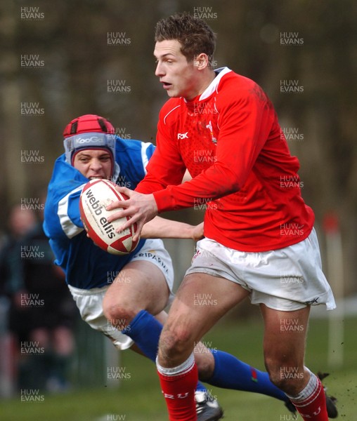 11.03.07 - Under 18 Six Nations Wales u18 v Italy u18 Wales' Jason Tovey tries to break through 