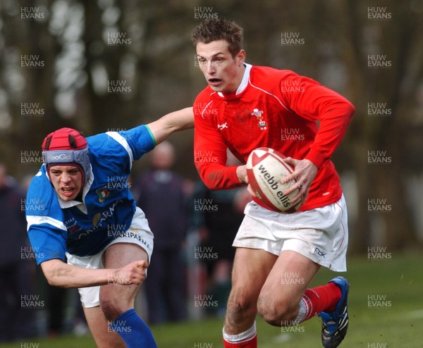 11.03.07 - Under 18 Six Nations Wales u18 v Italy u18 Wales' Jason Tovey tries to break through 